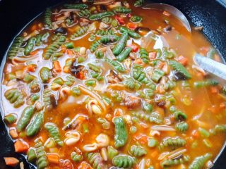 23、番茄酱素麻食,捞到菜锅里，少煮一下，搅拌均匀。