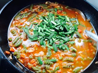 24、番茄酱素麻食,撒上韭菜，OK