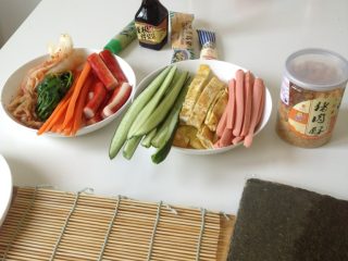 1、自制寿司卷,蒸熟米饭，将熬好的寿司醋放进米饭里搅拌均匀，寿司醋可根据个人口味调配，我的配比是醋2：糖2：盐1