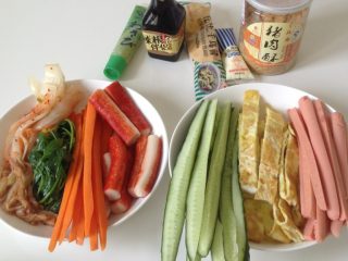2、自制寿司卷,准备食材，将要卷入寿司的菜或肉切成条状的，备用