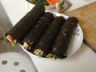 4、自制寿司卷,将卷好的寿司切成段即可。