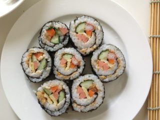 5、自制寿司卷,完成后就是酱紫滴〜