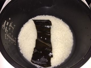 2、鲜虾手握寿司,把干海带洗净后放进电饭锅跟米一起煮。煮还后不要马上揭盖，保温15分钟左右再揭盖。
