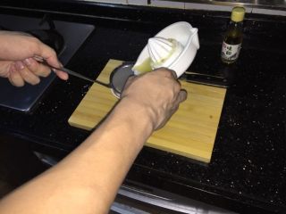 4、鲜虾手握寿司,榨取青柠汁，用漏网隔渣，有剩的青柠汁等下可以做青柠蜂蜜茶。