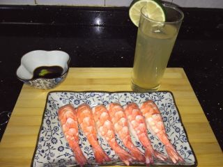 15、鲜虾手握寿司,多余的青柠汁做青柠蜂蜜茶，不要浪费哦，enjoy it !