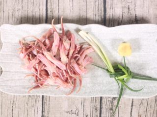 2、酱鸭舌,原料鸭舌 葱结 姜块