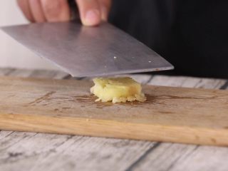 3、酱鸭舌,先将姜拍松备用