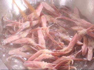4、酱鸭舌,再将鸭舌焯水去腥