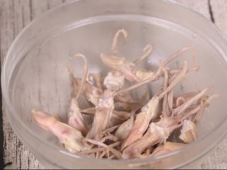 6、酱鸭舌,放入碗中备用