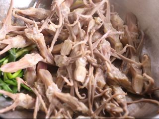 7、酱鸭舌,净锅入油下入葱 姜 鸭舌