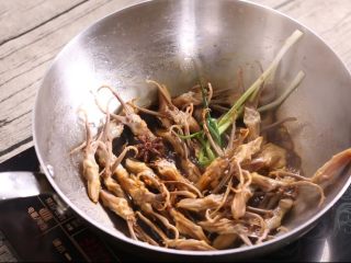 8、酱鸭舌,加入生抽 老抽 料酒 八角翻炒
