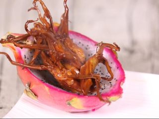 12、酱鸭舌,最后稍作装饰的摆盘成菜