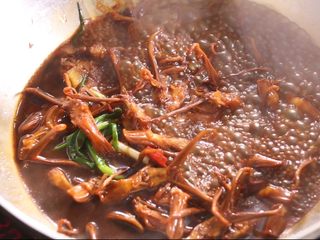 10、酱鸭舌,最后加入适量的水烧煮10分钟，鸭舌很容易熟