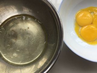 2、肉松小贝,分离蛋清蛋黄,蛋清放到冰箱冷藏待用