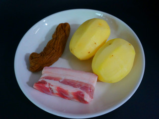 1、五花肉酱炒土豆片,准备好所有需要的材料，酱萝卜是一个没事朋友燕子送的，家里没有的话用盐菜啊啥的代替都是阔以滴，这个萝卜干我觉得网上应该有的，你们可以搜一下实在觉得麻烦那就不放吧