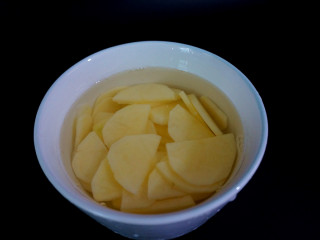 2、五花肉酱炒土豆片,土豆去皮切成均匀大小的稍微厚一点点的片，然后洗净淀粉泡在水里，这样不容易变黑