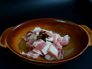 3、五花肉酱炒土豆片,五花肉切薄片，放少许生抽，料酒，胡椒粉，少许食用油，再加少许生粉