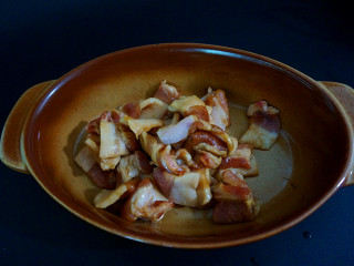 4、五花肉酱炒土豆片,用手搅拌匀备用