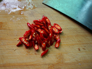 6、五花肉酱炒土豆片,小米辣切斜段