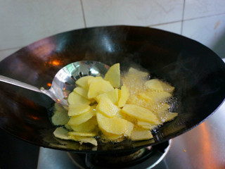 8、五花肉酱炒土豆片,炸到水分稍干的时候