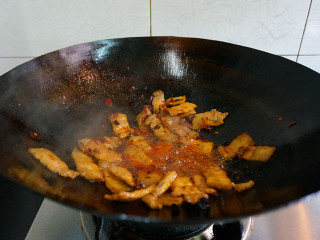 11、五花肉酱炒土豆片,在放入少许豆鼓酱炒匀【菜市场都有卖的，买不到就老干妈酱也可以】