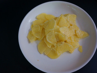 9、五花肉酱炒土豆片,可以捞出来啦