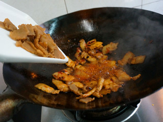 12、五花肉酱炒土豆片, 接着倒入切好的萝卜片