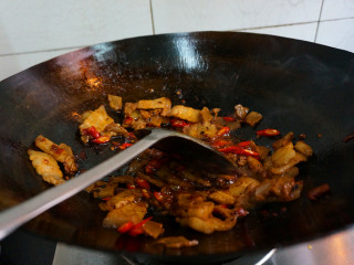 13、五花肉酱炒土豆片,在放入小米辣