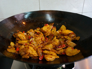 15、五花肉酱炒土豆片,可以放入少许的葱花，就可以出锅啦