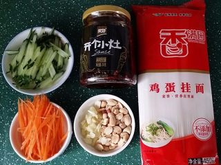 1、麻辣香豉酱拌面,备好食材：蒜瓣拍碎、黄瓜与胡萝卜洗净切细丝