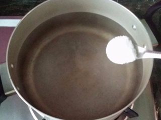 2、麻辣香豉酱拌面,锅中加水、食盐大火煮开