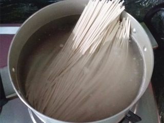 3、麻辣香豉酱拌面,放入面条加盖大火