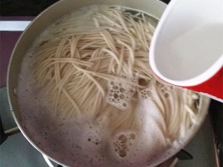 4、麻辣香豉酱拌面,煮开后加少许清水、待滚开再加些凉水