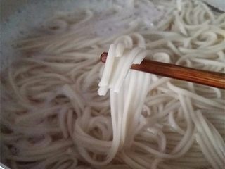 5、麻辣香豉酱拌面,煮至8成熟夹断略有白芯