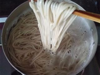 6、麻辣香豉酱拌面,关火迅速捞出面条