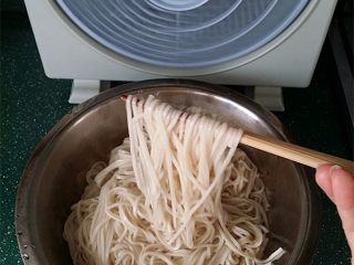 7、麻辣香豉酱拌面,移至风扇前快速降温、以防粘黏结块