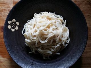 8、麻辣香豉酱拌面,加些熟油拌匀后挑至碗中