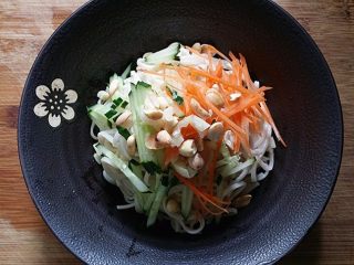 9、麻辣香豉酱拌面,放上蒜泥、黄瓜、花生米、胡萝卜丝