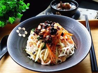 12、麻辣香豉酱拌面,再配上一碗猪骨莲藕汤如何