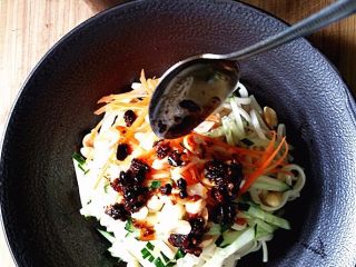 10、麻辣香豉酱拌面,淋上麻辣香豉酱