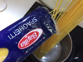 2、日式菌菇意面,锅里煮开水后放入意大利面