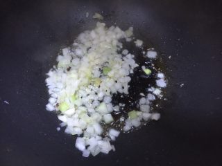 5、日式菌菇意面,然后放入切碎的洋葱翻炒出香味