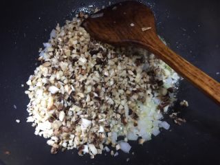 6、日式菌菇意面,再放入用料理机搅碎或切碎的菌菇炒至干爽出香味