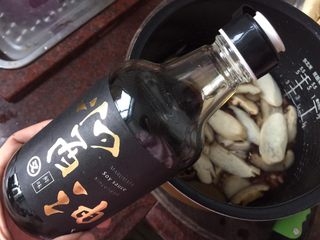 8、日式菌菇意面,锅里倒入橄榄油,放入切片的菌菇煸香,然后加入盐后又又鲜鲜味酱油翻炒均匀