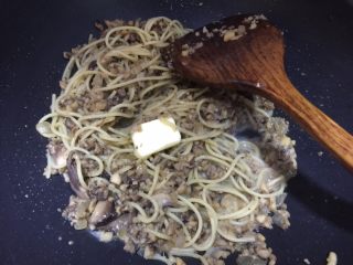 11、日式菌菇意面,然后加入黄油翻炒均匀