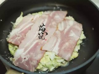 8、葱说 | 自由关西风大阪烧,中火烘3分钟后，覆上培根，继续烘3分钟。