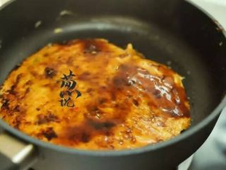 9、葱说 | 自由关西风大阪烧,将饼翻面，底面抹上好烧酱，继续烘6分钟。