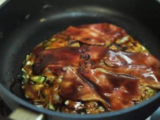 10、葱说 | 自由关西风大阪烧,翻面后再抹一层酱料。