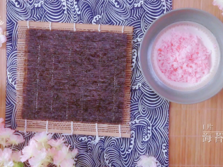 6、樱花寿司-踏青赏春最佳美食伴侣,取一张海苔，放在寿司卷上