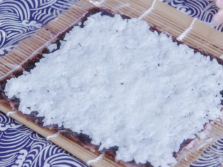 13、樱花寿司-踏青赏春最佳美食伴侣,铺在海苔上，按压均匀